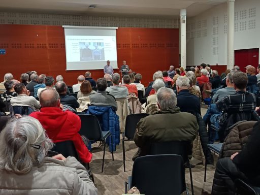 Du monde dans la salle des fêtes de Parentis-en-Born pour cette première réunion publique !