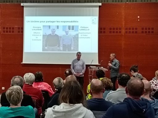 Première réunion publique, présentation des têtes de liste